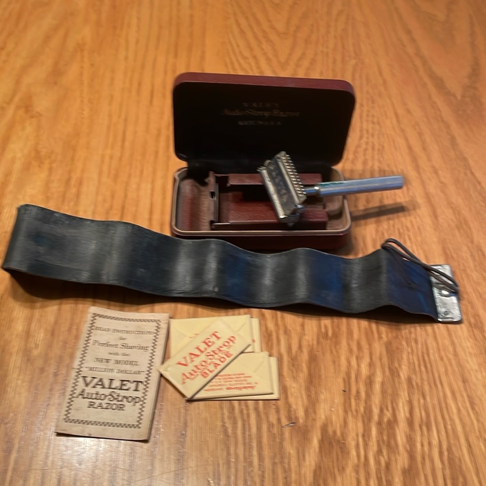 Vintage Valet Auto Strap Razor Kit with Strap and razor blades and Case